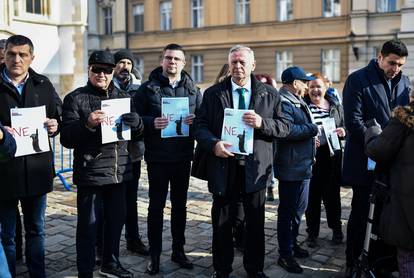 FOTO Novinari izašli na ulice u Zagrebu i Splitu zbog zakona: 'Plenki je malo nervozan...'