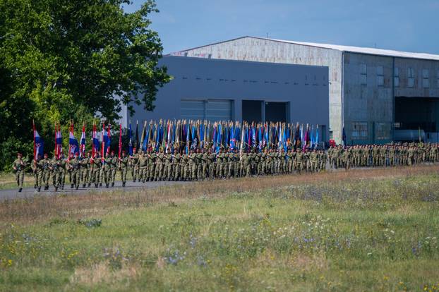 Velika Gorica: Uvježbavanje pješačkih postroja Hrvatske vojske za svečani vojni mimohod