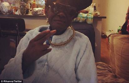 Rihannina baka je baš 'cool': Pozirala sa šiltericom na glavi
