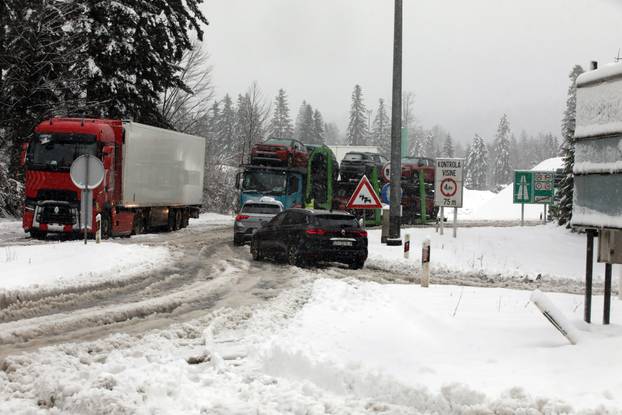 Delnice: Snijeg otežava promet kroz Gorski kotar