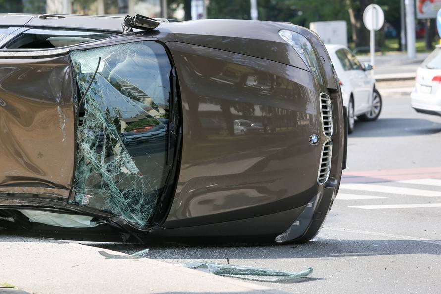 Zagreb: Prometna nesreÄa na kriÅ¾anju Vukovarske i Koranske ulice, auto zavrÅ¡io na krovu