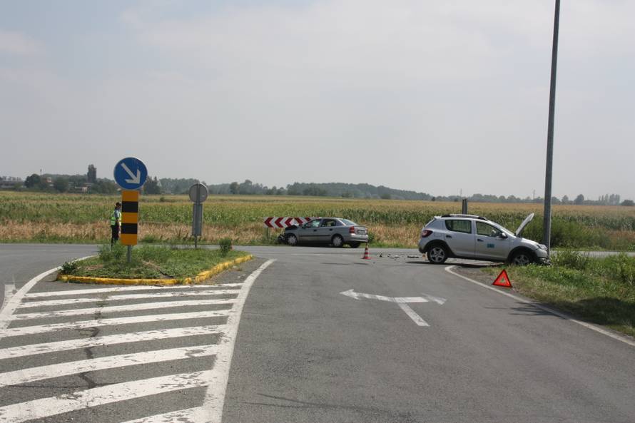 Skretao ulijevo i nije propustio drugi auto: Dvoje ozlijeđenih