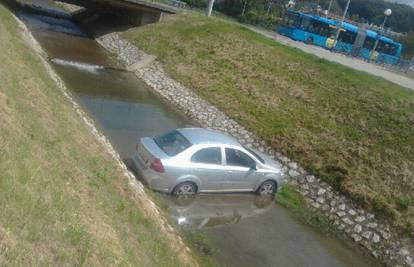 Umjesto kočnice, stisnula je gas pa auto završio u potoku