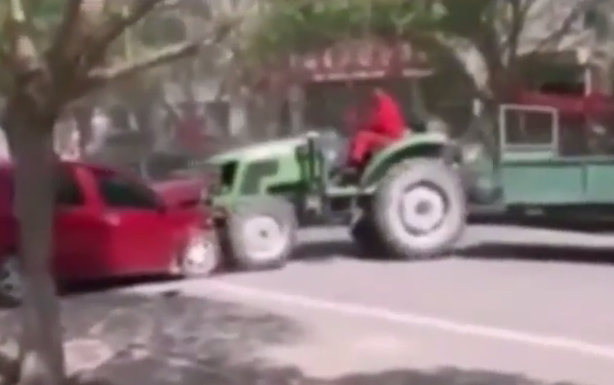 Pobješnjeli seljak traktorom je demolirao krivo parkirane aute