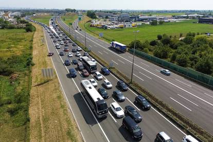 FOTO Kilometarske kolone kod Zagreba:  Gužve u smjeru mora