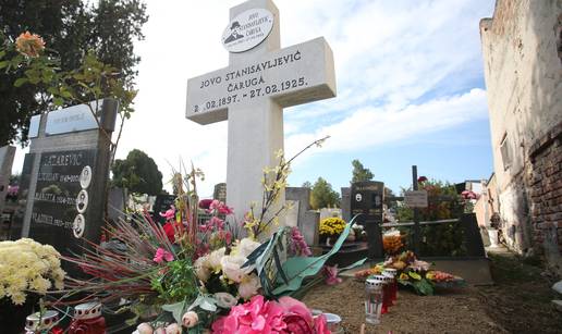 FOTO Čarugin grob na groblju u Osijeku pun je cvijeća i vijenaca