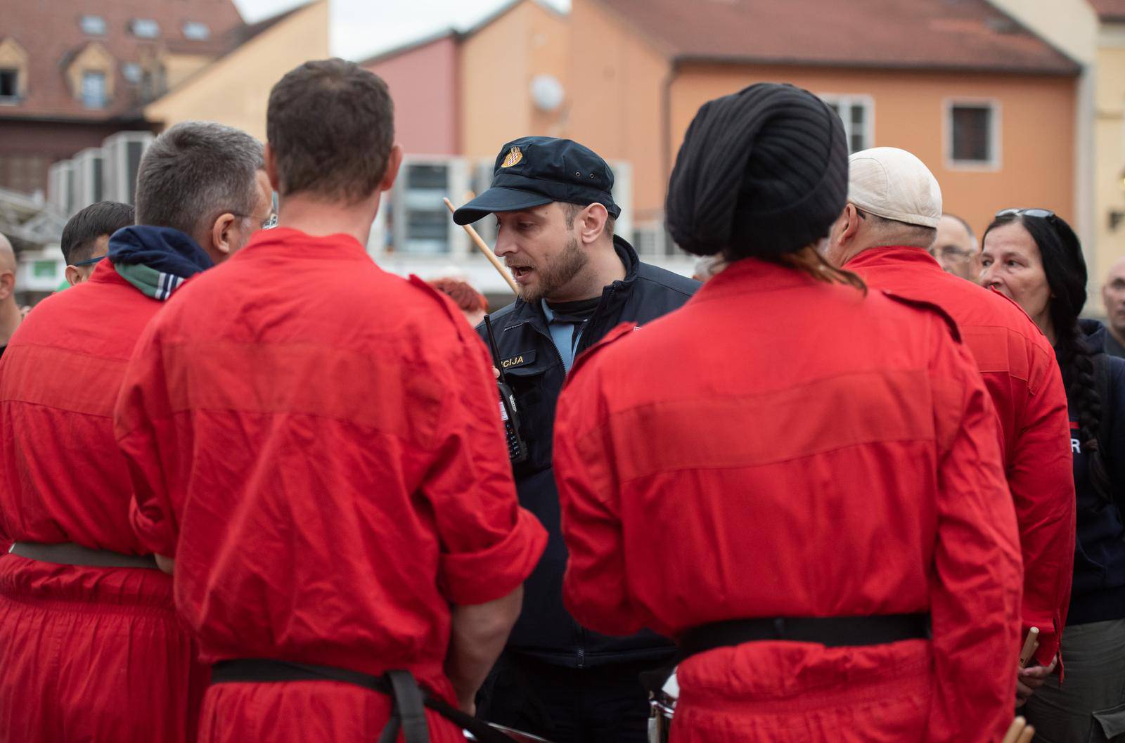 Zagreb: Bubnjari svojim glasnim sviranjem isprovocirali  sudionike misnog slavlja