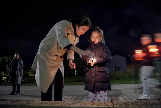 Škabrnja: Odavanje počasti poginulima paljenjem svijeća u Ulici 18. studenog 1991