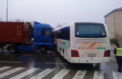 Kamion naletio na autobus koji je izlazio s kolodvora