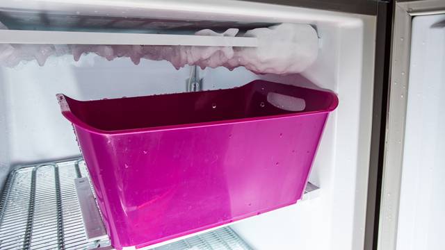 Led vam se stalno nakuplja u hladnjaku? Isprobajte ovaj trik