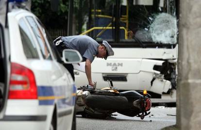 Samobor: Motociklist se zabio u autobus i poginuo