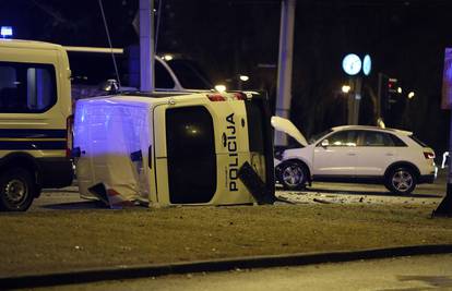 Policija uz rotirke i sirene ušla u raskrižje i završila na - boku