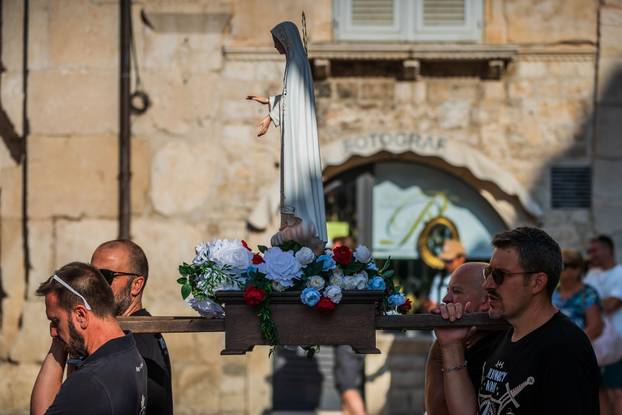 Split: Održana je molitva krunice na splitskom Peristilu