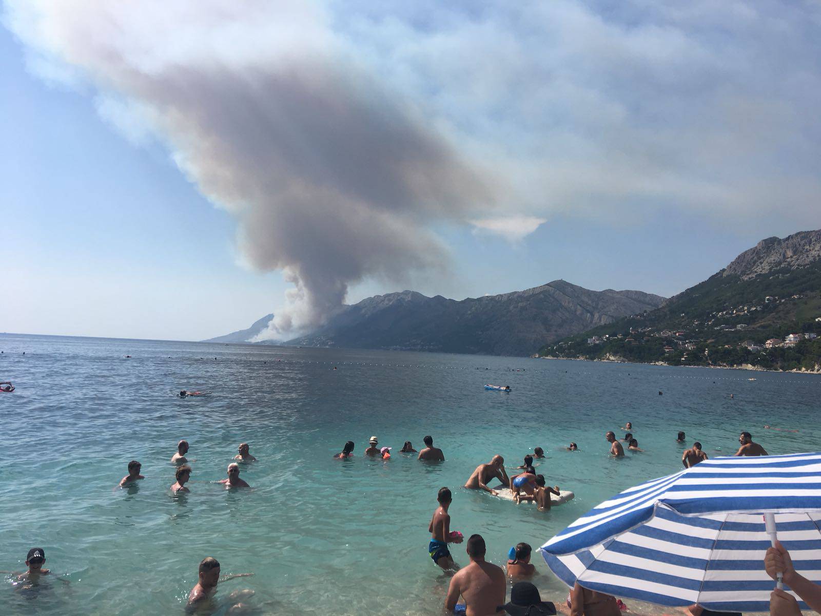 Vatra se širi: Dvije kuće skoro izgorjele, turisti spašavali aute