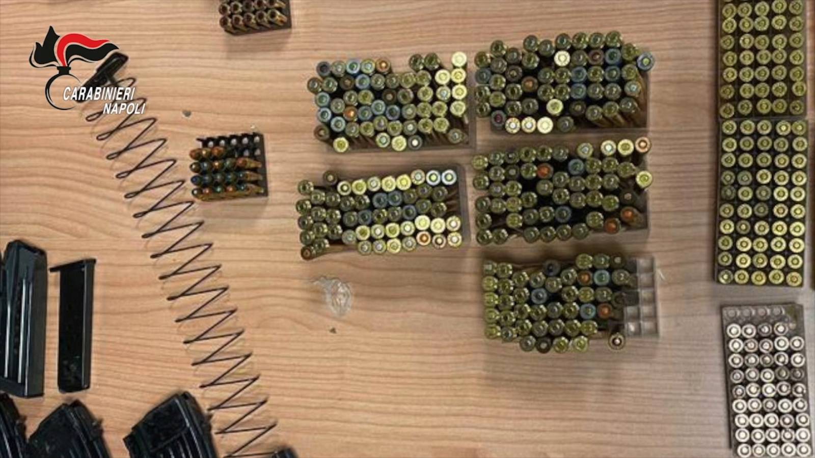 Italian police discovers big weapons cache in Naples fruit shop