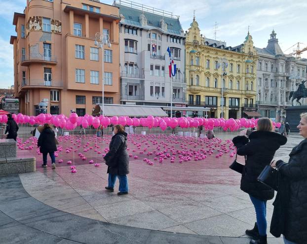 Stotine ružičastih balona na glavnom zagrebačkom trgu ženama u čast