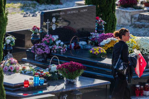 Kaštel Stari: Groblje Sv. Nikole i misa povodom blagdana Svih svetih