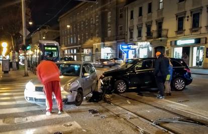 'Posvuda je bilo stakla': Dva auta sudarila se u Zagrebu...