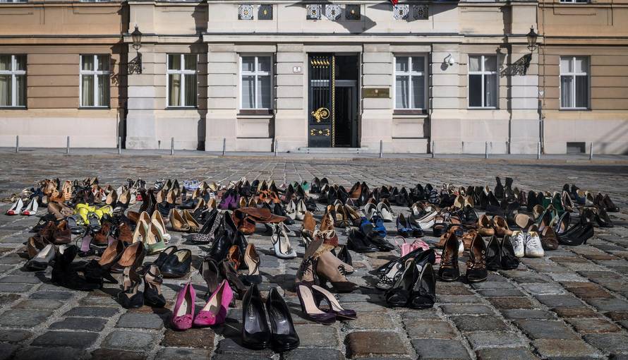 Zagreb: 156 pari cipela na Trgu svetog Marka za 156 ubijenih žena