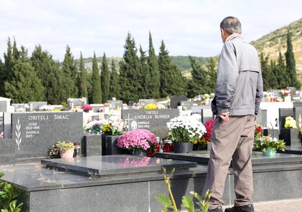 Šibenik: Na blagdan Svih svetih gra?ani posje?uju grobove svojih najmilijih