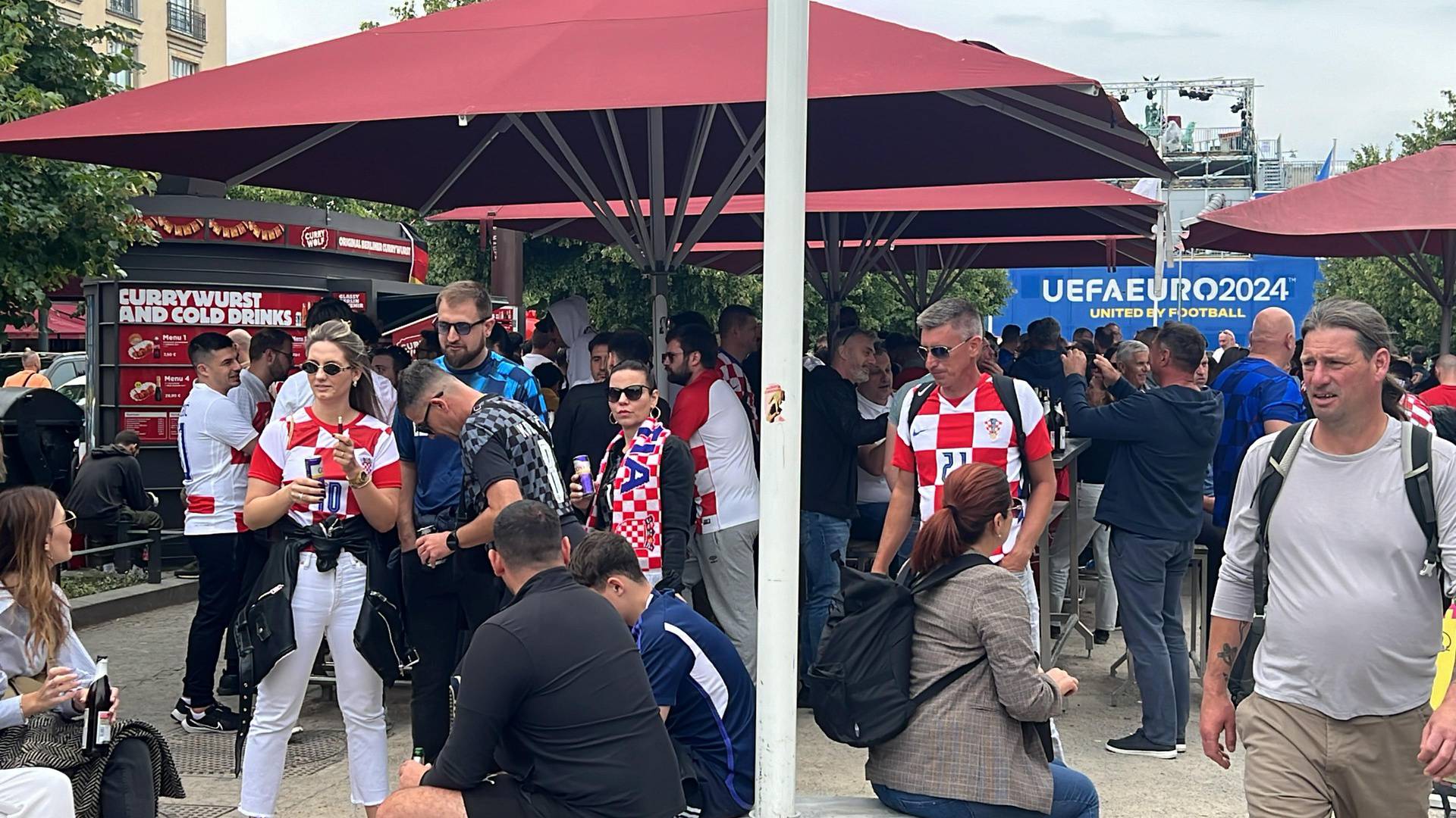 24sata u Berlinu: Bivši 'vatreni' došli podržati momčad, navijači Hrvatske dominiraju stadionom