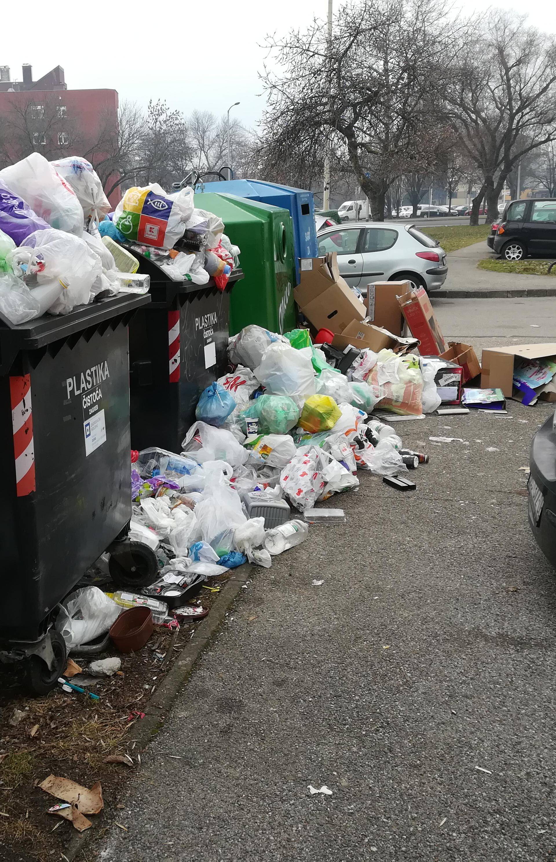 Nered u Zagrebu: Plaćamo da netko preuzme plastični otpad