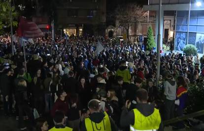 VIDEO Nova akcija studenata u Srbiji: Kasno navečer blokirali RTS i RTV u Beogradu i N. Sadu