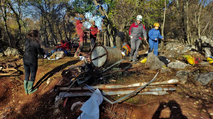Speleolozi opet u akciji: Na Cresu su ovaj vikend očistili čak šest kubika smeća iz četiri jame