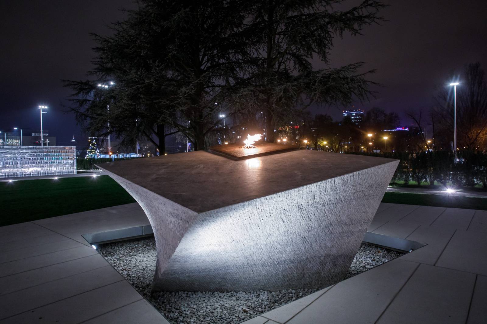 Zagreb: Noćni pogled na Spomenik domovini