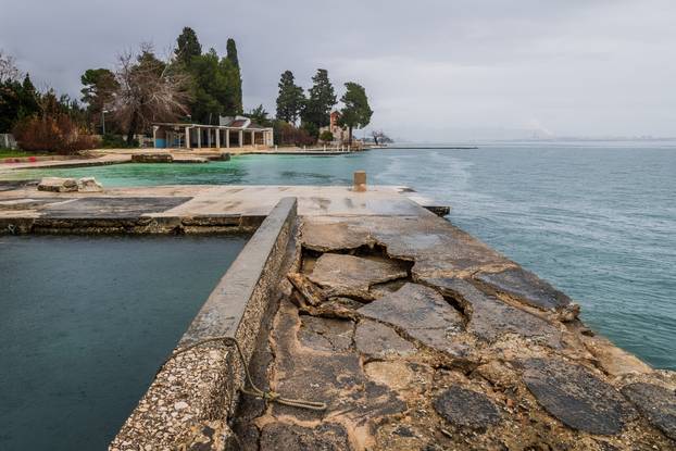Šteta na rivi u Kaštel Starom nakon olujnog nevremena
