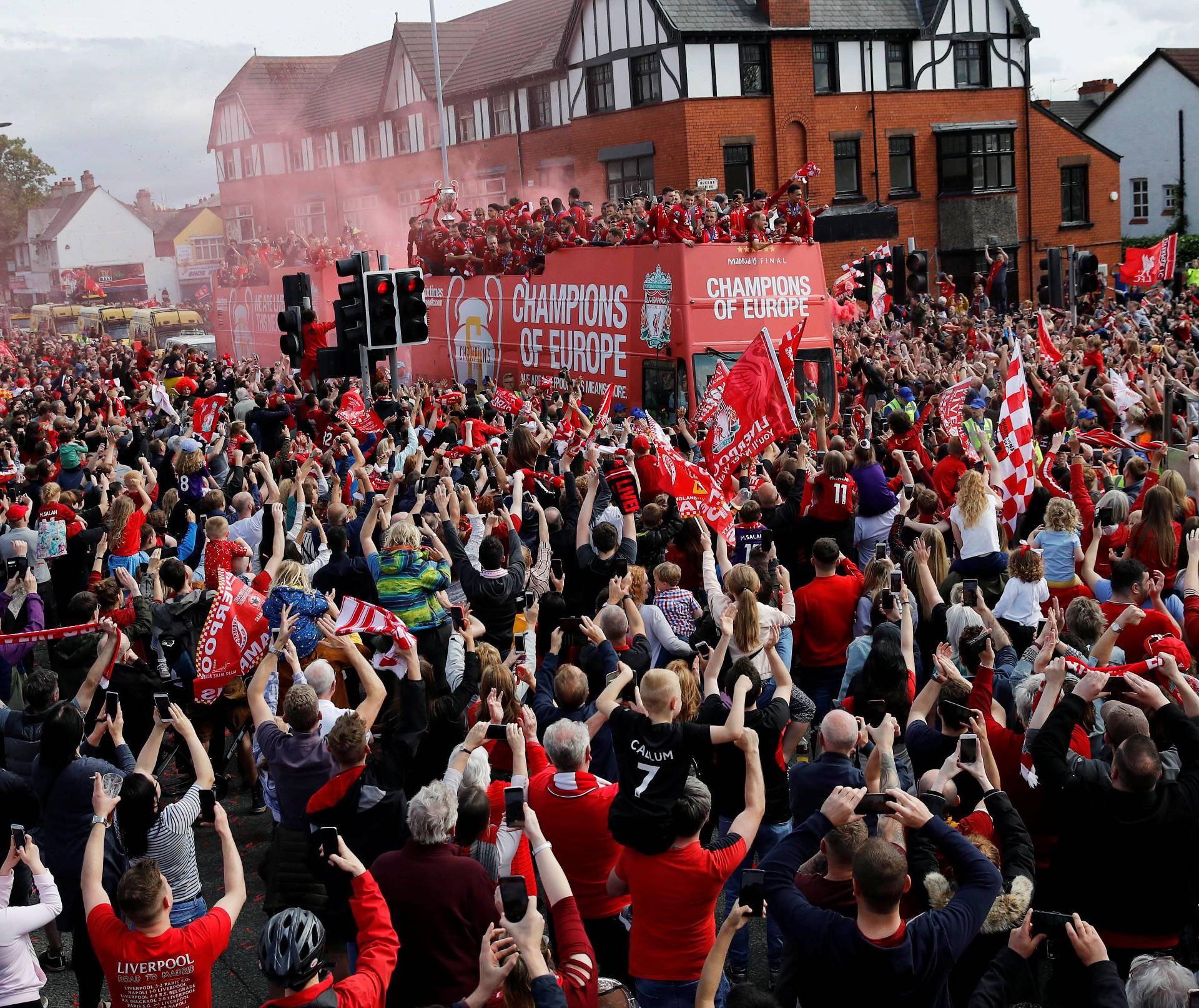 Šampion Liverpool došao kući, spektakularna parada u gradu