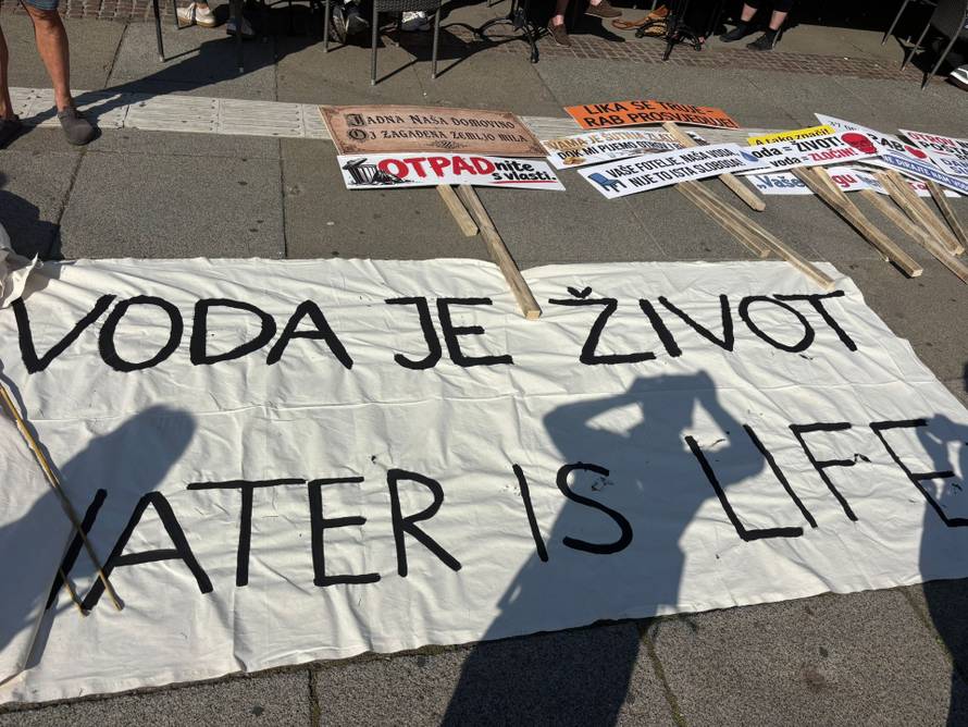 Ličani ispratili buseve koji voze u Zagreb na prosvjed bakljadom