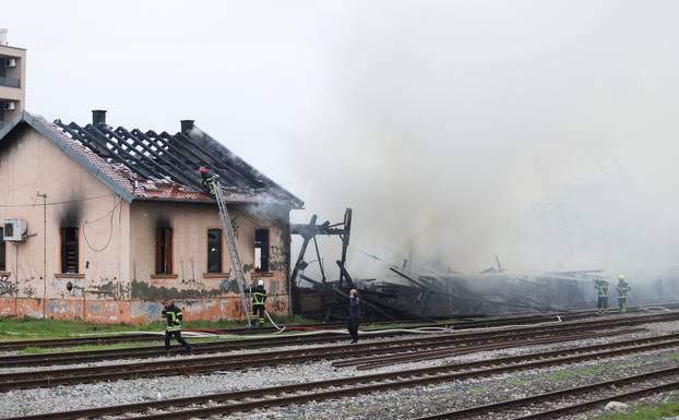 Gore barake uz prugu u Osijeku