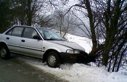 Mokra i skliska cesta, gas do daske pa ravno u šljivu