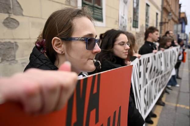 Zagreb: Ispred Gradske skupštine razvili transparent zbog ne uvođenja seksualnog obrazovanja