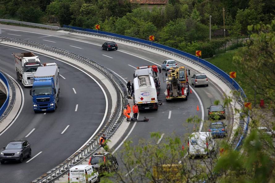 Izbjegnuta tragedija: Cisterna 'zaplesala' i stala nasred ceste