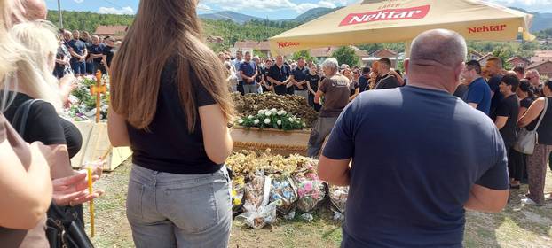 FOTO TUGA U KOTOR VAROŠU Pokopali Draganu (34) koja je poginula u buktinji kod Omiša