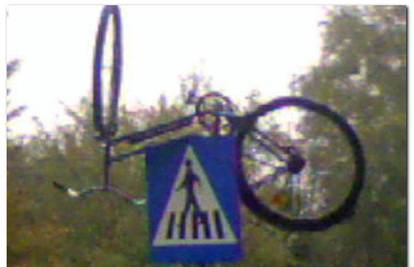 Šaljivci bicikl parkirali na znak za pješački prijelaz