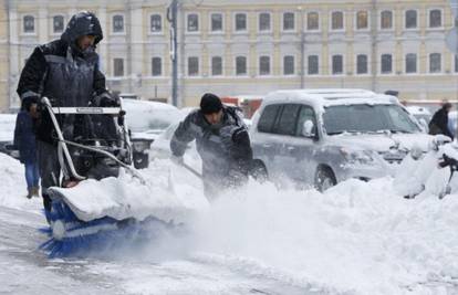 Snježna mećava u Moskvi: Otkazali letove, ceste u blokadi