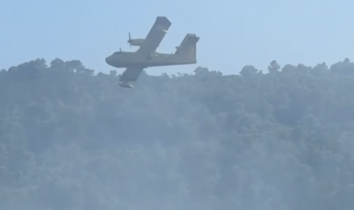 VIDEO Veliki požar na Šolti gase tri kanadera i brojni vatrogasci
