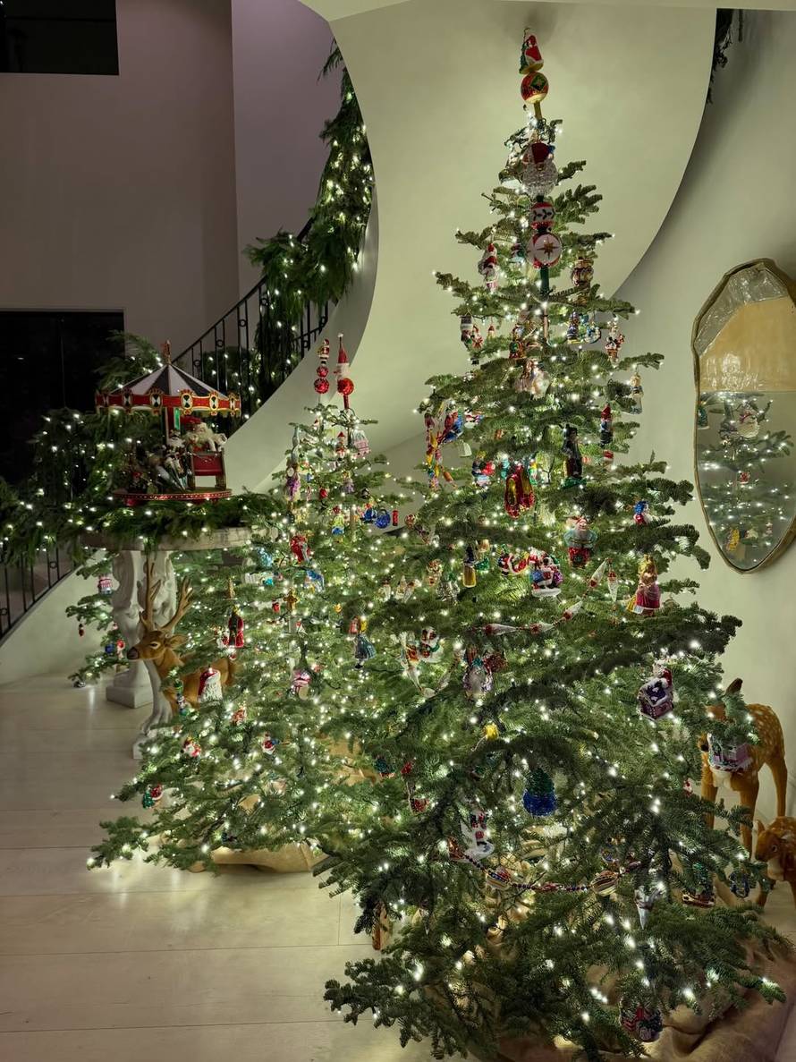 Kris Jenner (70) stisnula se uz 25 godina mlađeg partnera i odmah pokrenula raspravu...