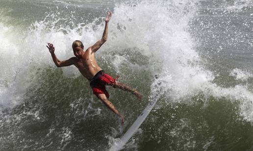 Raj za surfere: Jedva dočekali uragan i najjače udare vjetra 