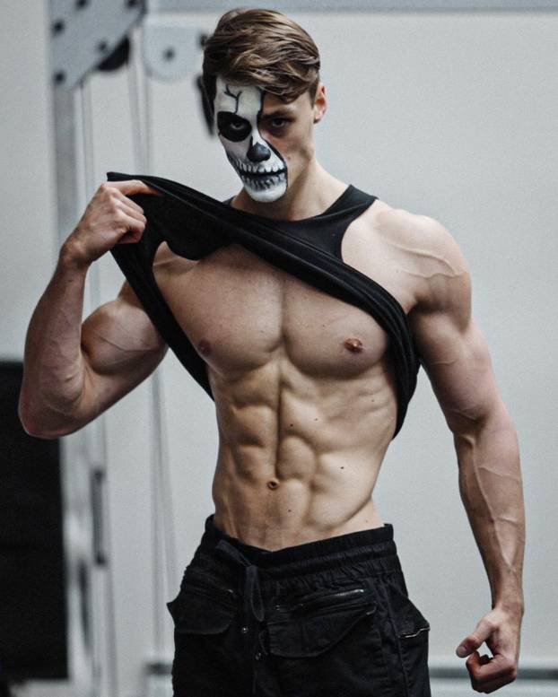 Od mršavog klinca do fitness modela i pozicije  kreativnog direktora Gymsharka