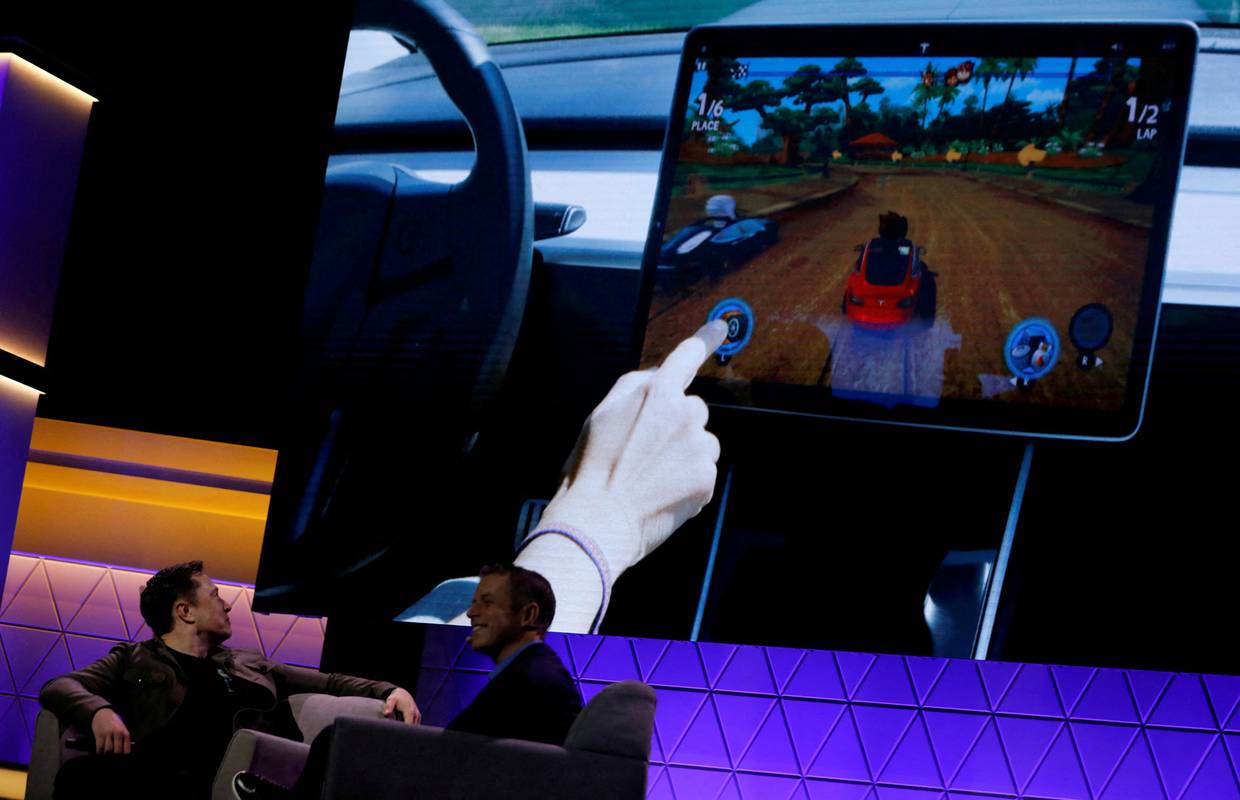 Tesla će blokirati funkciju igranja videoigara u vožnji