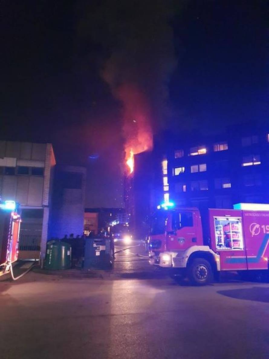 Veliki požar zahvatio je osam stanova, evakuirali sve stanare