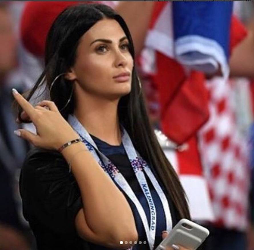 Podrška Vatrenima: Ivana Vida 'okida' seksi selfije po Rusiji