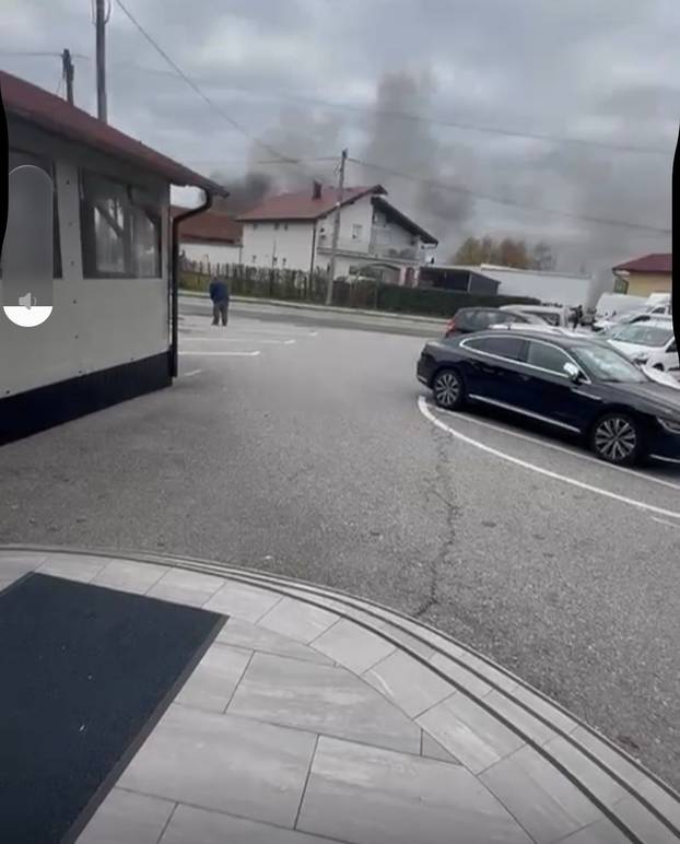 FOTO Strašne scene iz Sesveta: Požar u hali, diže se gusti dim