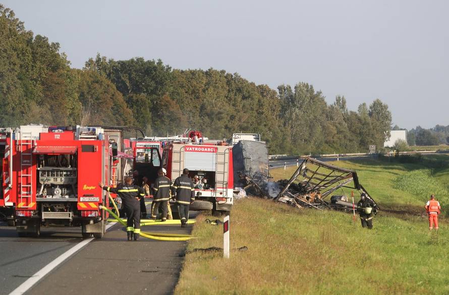 Prizori užasa s autoceste: Dvoje ljudi poginulo u teškoj nesreći