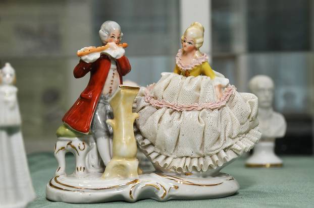 Krhka ljepota porculana: Divni komadi na izložbi u Sl. Brodu