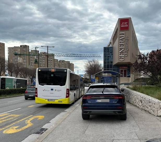 Golf 2 na 'struju', BMW zauzeo tri trake... Ovako samo Hrvati parkiraju. Bravo, pravi ste biseri